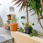 Дом отдыха Canto Do Atlantico - Centre With Air Conditioning, Private Garage And Outdoor Patio Понта-Делгада